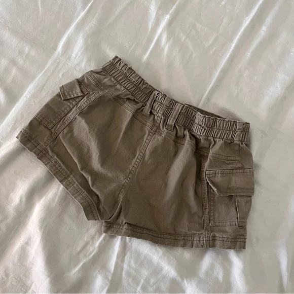 Low Rise Cargo Shorts - Picture 2 of 3